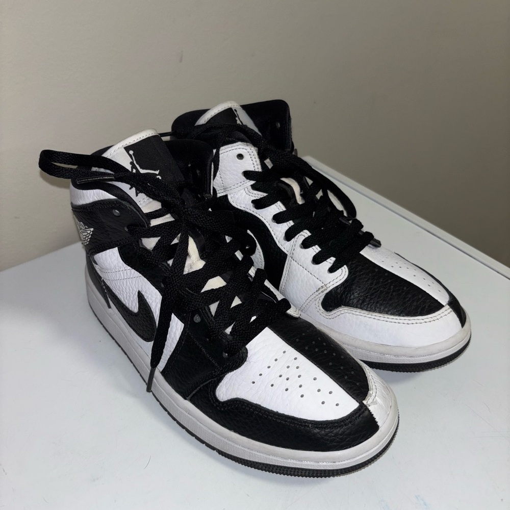 Jordan air 1 mid SE homage spilt black and white